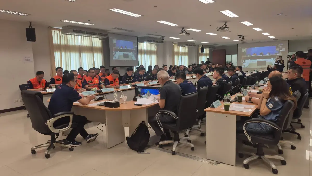 “อนุทิน” บินด่วนบุรีรัมย์ ประชุมรับมือน้ำท่วมทั่วประเทศ ตรงวันเกิด “เนวิน” สวมเสื้อสโมสรฟุตบอล เข้าประชุม