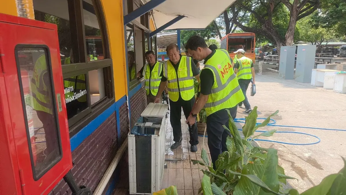 มท.2 พร้อมผู้ว่าการ MEA ลงพื้นที่ร่มเกล้า ร่วมบรรจุถุงบรรเทาทุกข์ ส่งอาหาร–น้ำดื่มช่วยผู้ประสบภัย