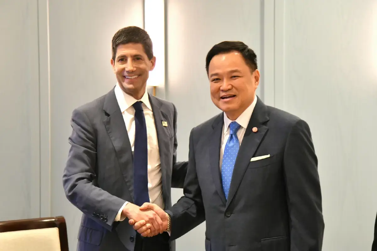 บรรยากาศชื่นมื่น! "อนุทิน" จับมือทักทาย "เควิน วอร์ช" ประธานเฟด กลางเวทีโลก