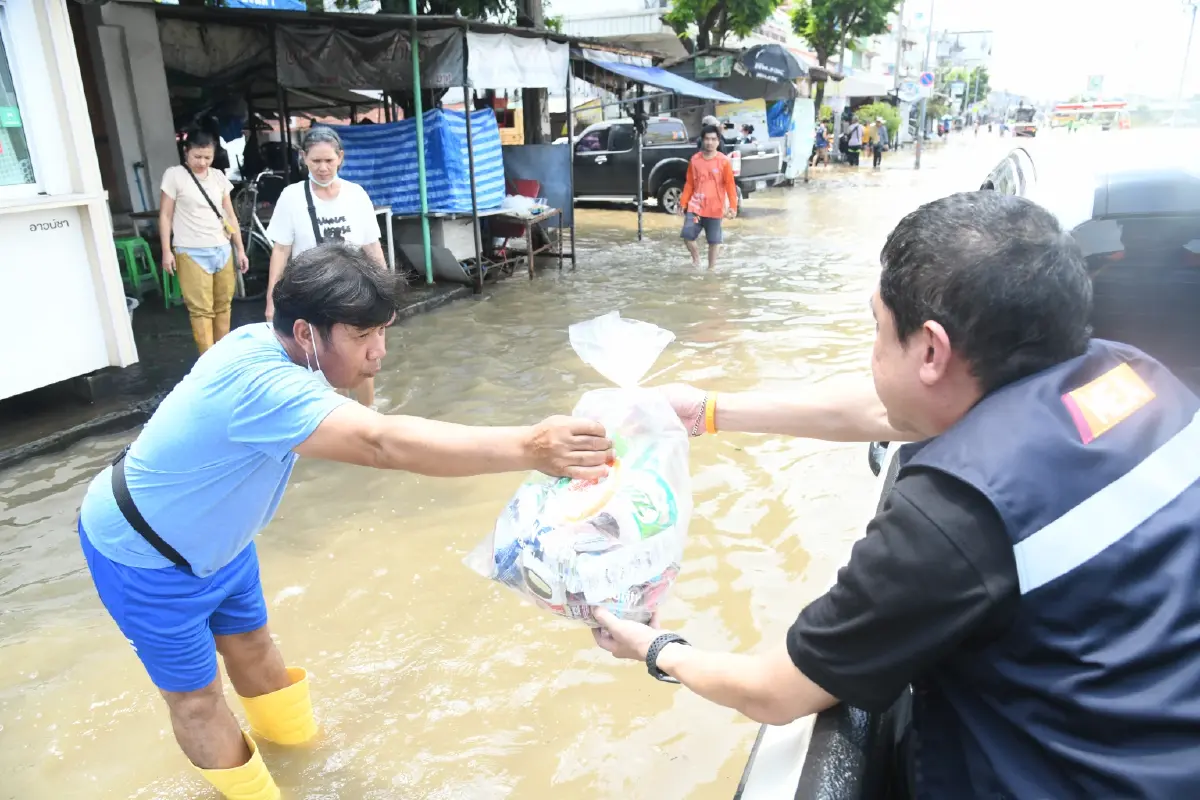 มท.2 พร้อมผู้ว่าการ MEA ลงพื้นที่ร่มเกล้า ร่วมบรรจุถุงบรรเทาทุกข์ ส่งอาหาร–น้ำดื่มช่วยผู้ประสบภัย