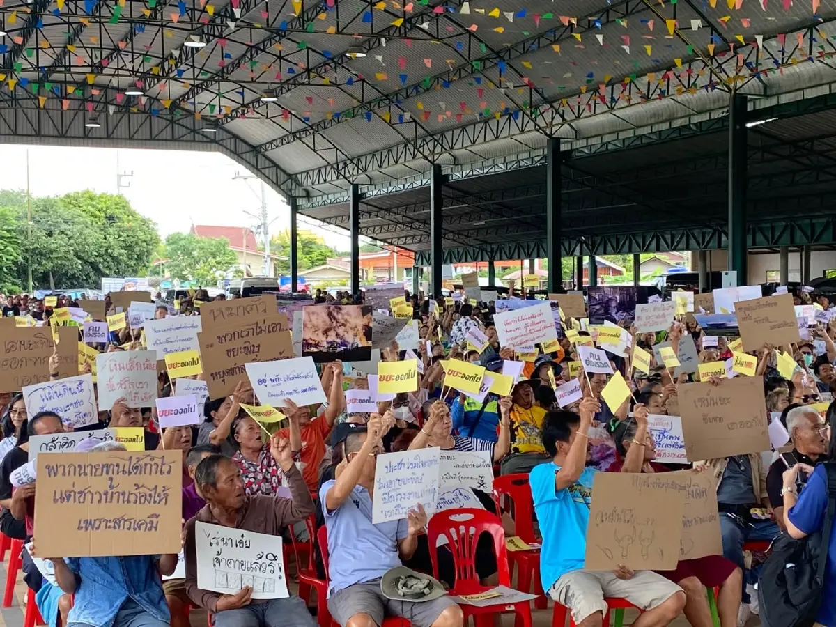 ตื่นตัวขั้นสุด! "ชาวปราจีน" นับพันรวมพลังประท้วง ลั่น "ไม่เอาบ่อขยะพิษ-หมาตัวไหนเอาขยะเข้ามา" หลังเจอน้ำท่วมเปื้อน "คราบสีรุ้ง"