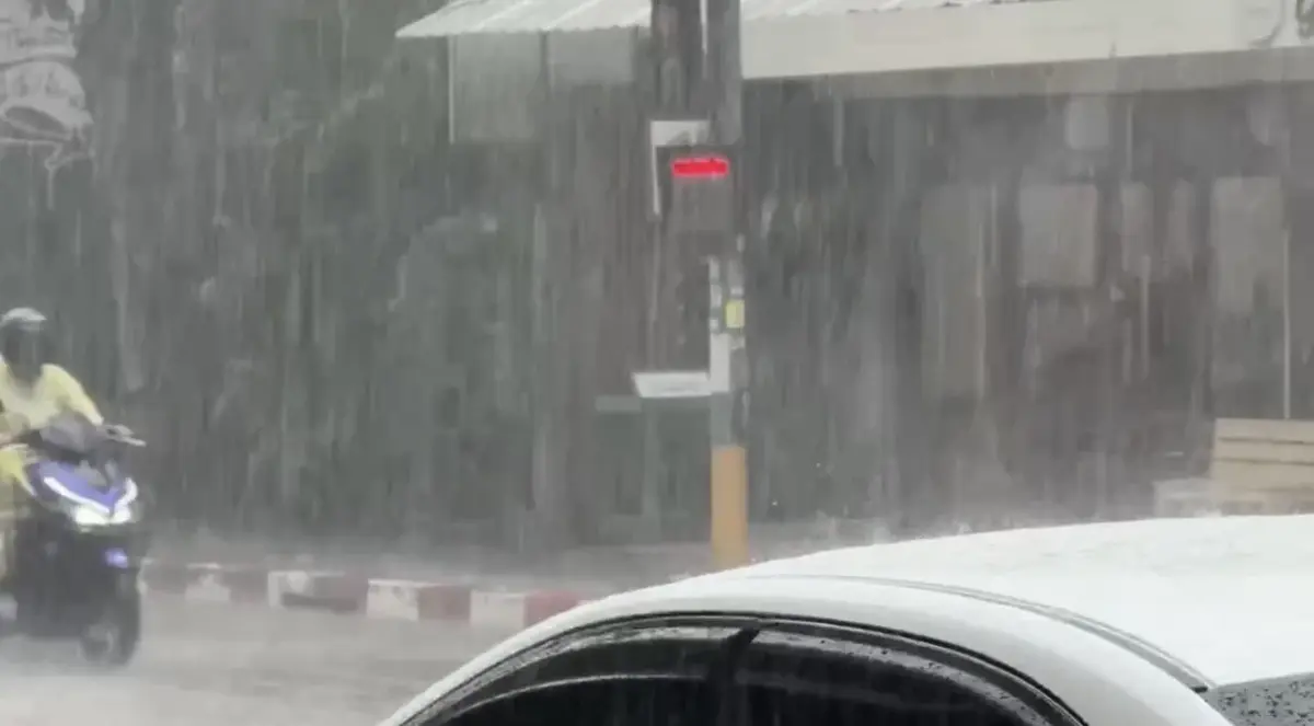 พายุฝนถล่มเชียงใหม่หนัก! ตัวเมือง-แม่ริมเจอฝนตกต่อเนื่องกว่า 1 ชม. ลุ่มต่ำระวังน้ำท่วม "ผู้ว่าฯ" เกาะติดสถานการณ์