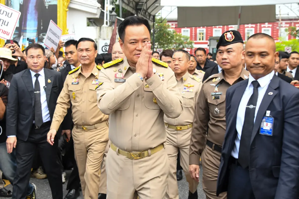 "อนุทิน" แจงร่วมงานวันเกิด “เนวิน” เป็นเรื่องครอบครัว ปัดตอบปม "เบื่อเก้าอี้นายกฯ" ซัด สส.ปชน. “ว่างมาก” ปมดรามาใส่เสื้อบุรีรัมย์ลุยน้ำท่วมปราจีนบุรี