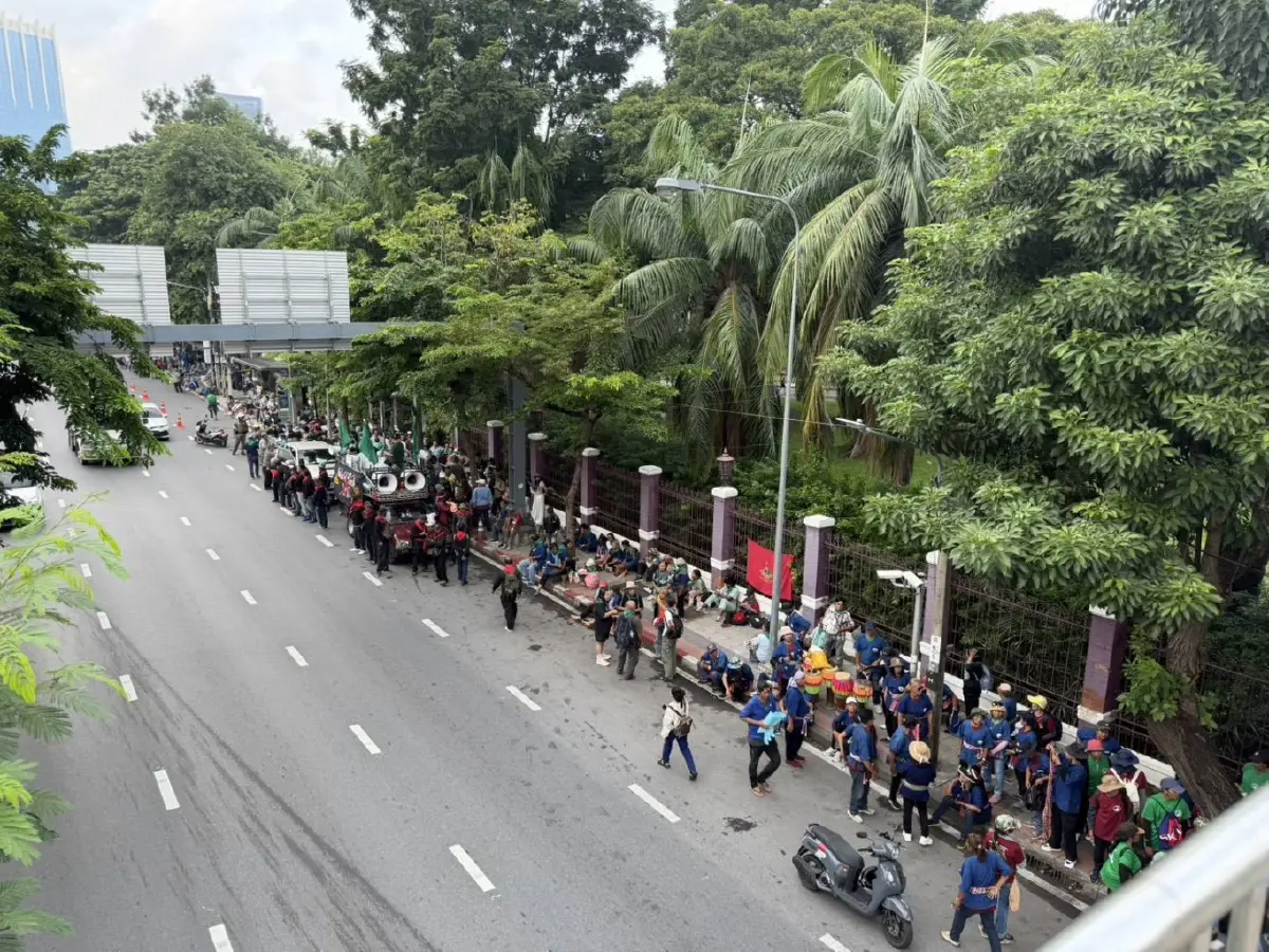 "สมัชชาคนจน" ผนึกม็อบต้าน IMF เคลื่อนขบวนมุ่งศูนย์สิริกิติ์ ยื่น 6 ข้อเรียกร้อง