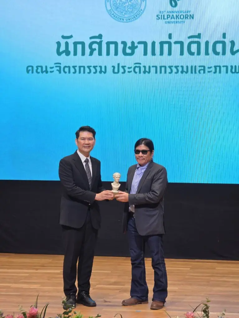 นายคฑาวุธ ทองไทย หรือ อาจารย์ไข่ มาลีฮวนน่า