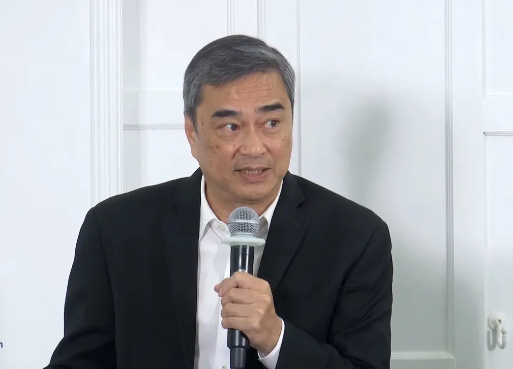 นายอภิสิทธิ์ เวชชาชีวะ หัวหน้าพรรคประชาธิปัตย์