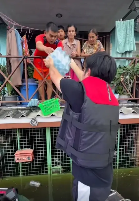 ของจริงยิ่งกว่าข่าว! "สส.กังฟู" อึ้งลุยน้ำท่วม "เคหะร่มเกล้าจมน้ำเน่า-ซากขยะ-หนูตายเกลื่อน" หวั่นโรคระบาด