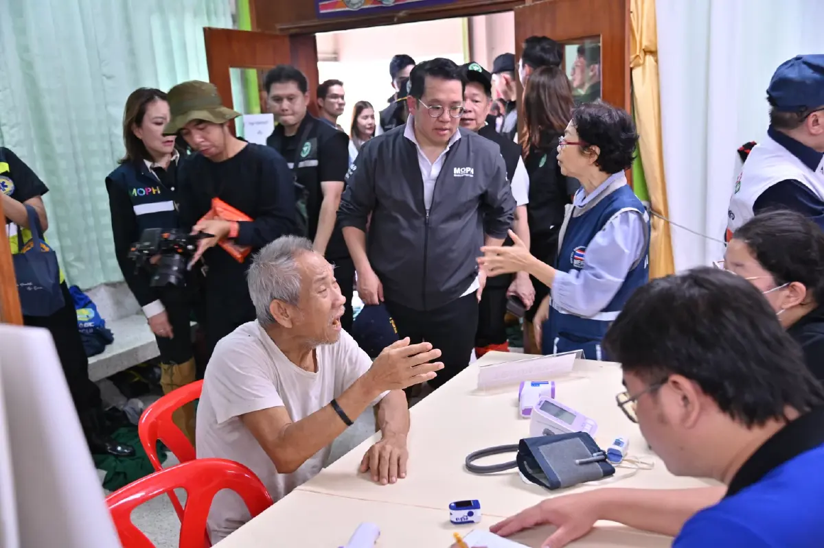 'รมว.พัฒนา' ลง รพ.สนามลาดกระบัง เสริมบริการ 24 ชม. ช่วยน้ำท่วม