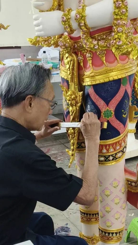 มงคลสูงสุดของชีวิต! “ชวน หลีกภัย” ถวายงานส่งเสด็จฯ! ร่วมแต้มสีจิตรกรรม “เทวดาถือบังแทรก” ประกอบพระเมรุมาศ “สมเด็จพระพันปีหลวง”
