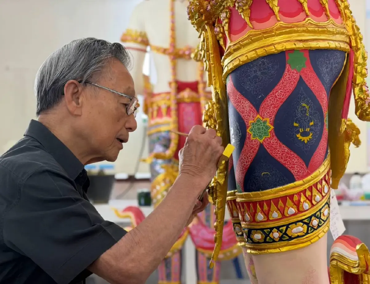มงคลสูงสุดของชีวิต! “ชวน หลีกภัย” ถวายงานส่งเสด็จฯ! ร่วมแต้มสีจิตรกรรม “เทวดาถือบังแทรก” ประกอบพระเมรุมาศ “สมเด็จพระพันปีหลวง”