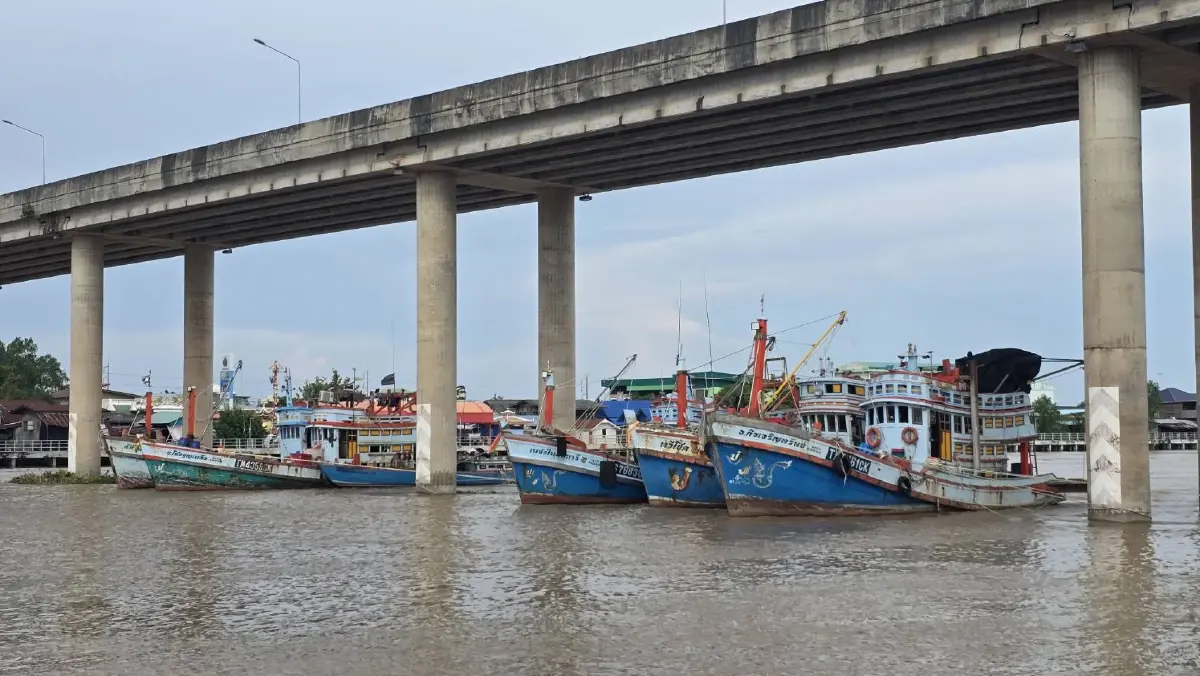 พลังชาวประมงแม่กลอง! รวมเรือ 20 ลำ ผลัดเวรช่วยดันน้ำออกทะเลวันละ 8 ชั่วโมง
