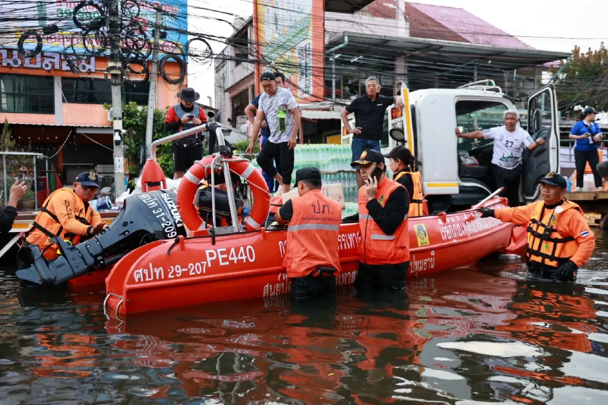 รมช.มท.เร่งสูบน้ำเคหะร่มเกล้า พร้อมแจกถุงยังชีพจุดเข้าถึงยาก