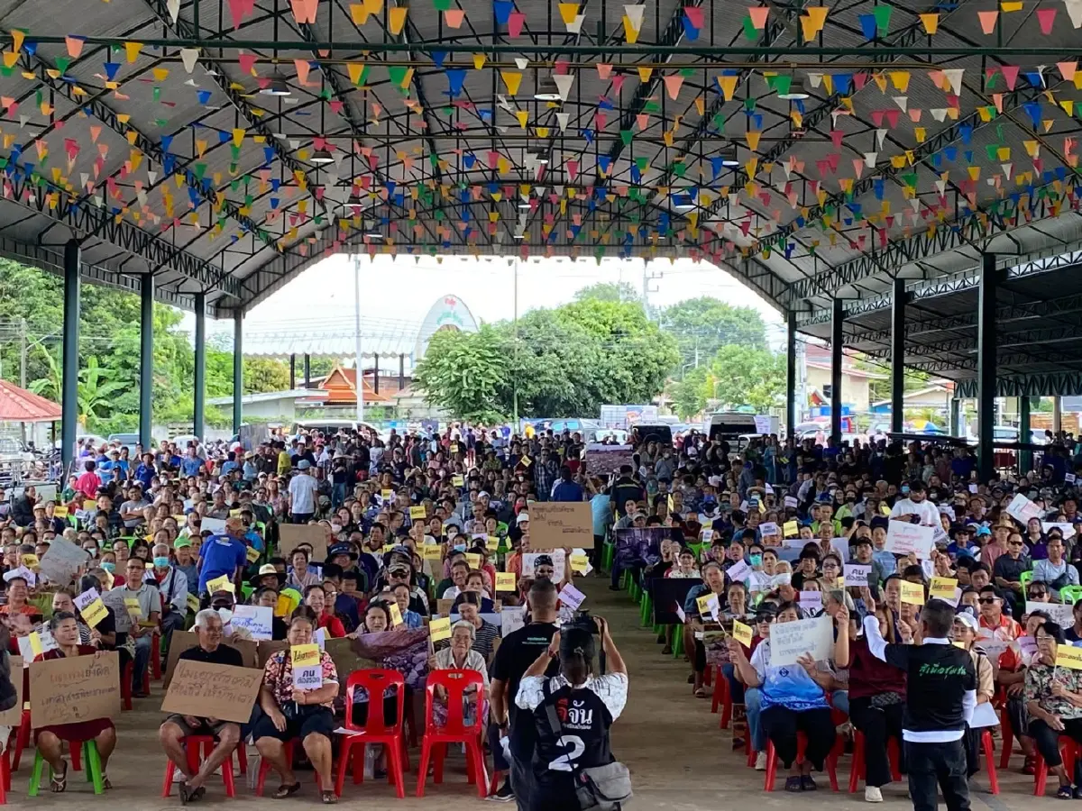 ตื่นตัวขั้นสุด! "ชาวปราจีน" นับพันรวมพลังประท้วง ลั่น "ไม่เอาบ่อขยะพิษ-หมาตัวไหนเอาขยะเข้ามา" หลังเจอน้ำท่วมเปื้อน "คราบสีรุ้ง"