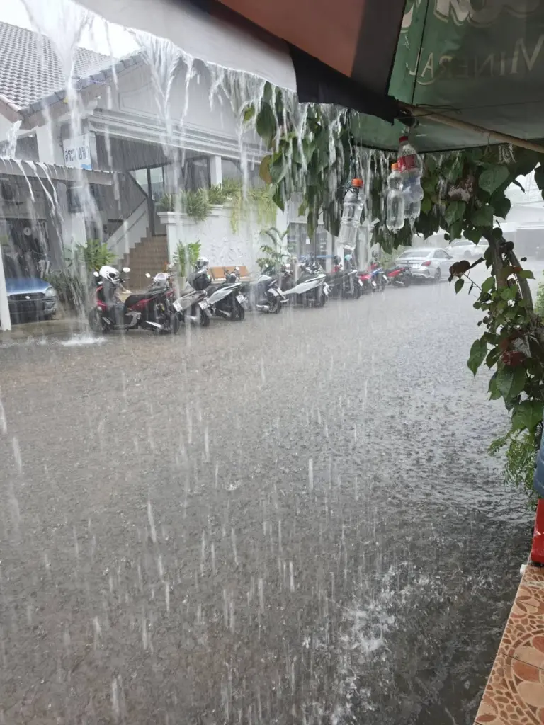 เปิดคลิปฝนถล่มภูเก็ต! น้ำท่วมขังหลายจุด รถเล็กผ่านไม่ได้ อุตุฯ เตือนอันดามันฝนตกหนักถึง 28 ต.ค.นี้