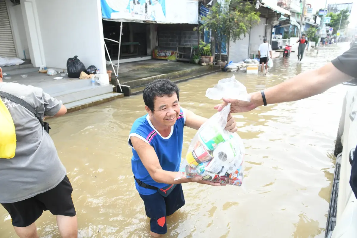 มท.2 พร้อมผู้ว่าการ MEA ลงพื้นที่ร่มเกล้า ร่วมบรรจุถุงบรรเทาทุกข์ ส่งอาหาร–น้ำดื่มช่วยผู้ประสบภัย