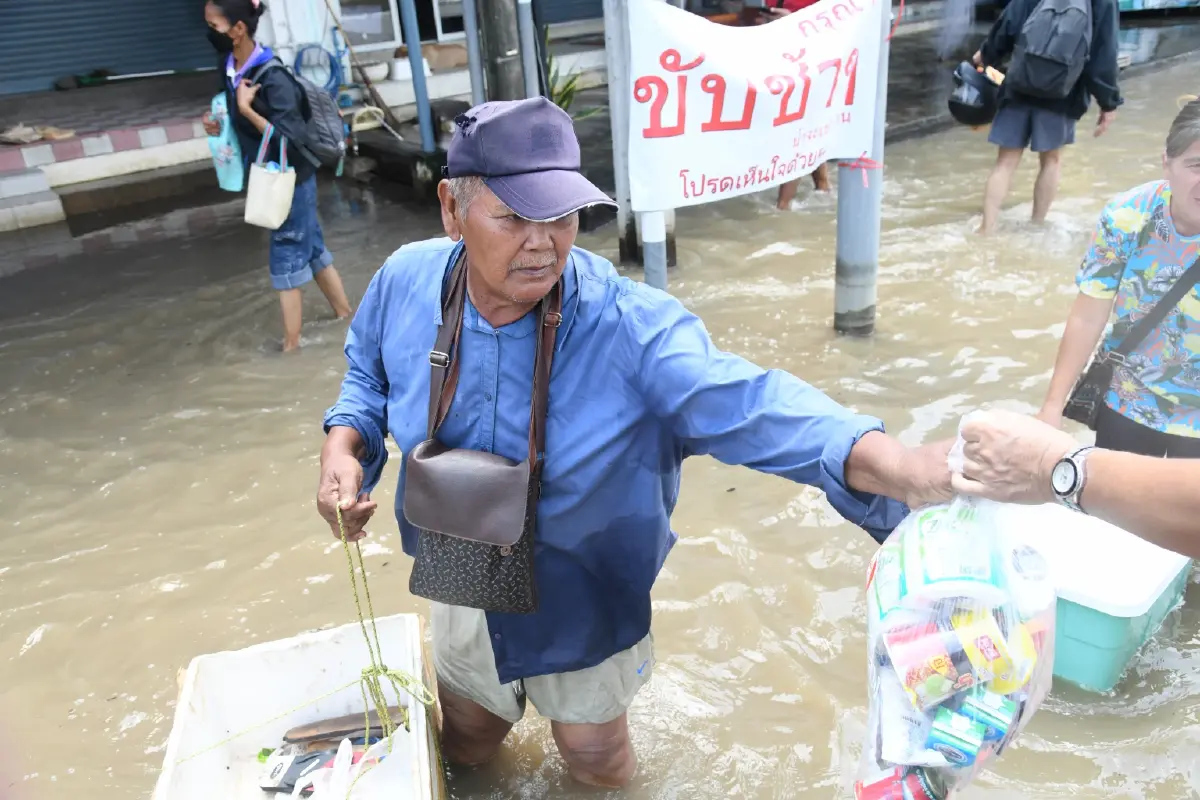 มท.2 พร้อมผู้ว่าการ MEA ลงพื้นที่ร่มเกล้า ร่วมบรรจุถุงบรรเทาทุกข์ ส่งอาหาร–น้ำดื่มช่วยผู้ประสบภัย
