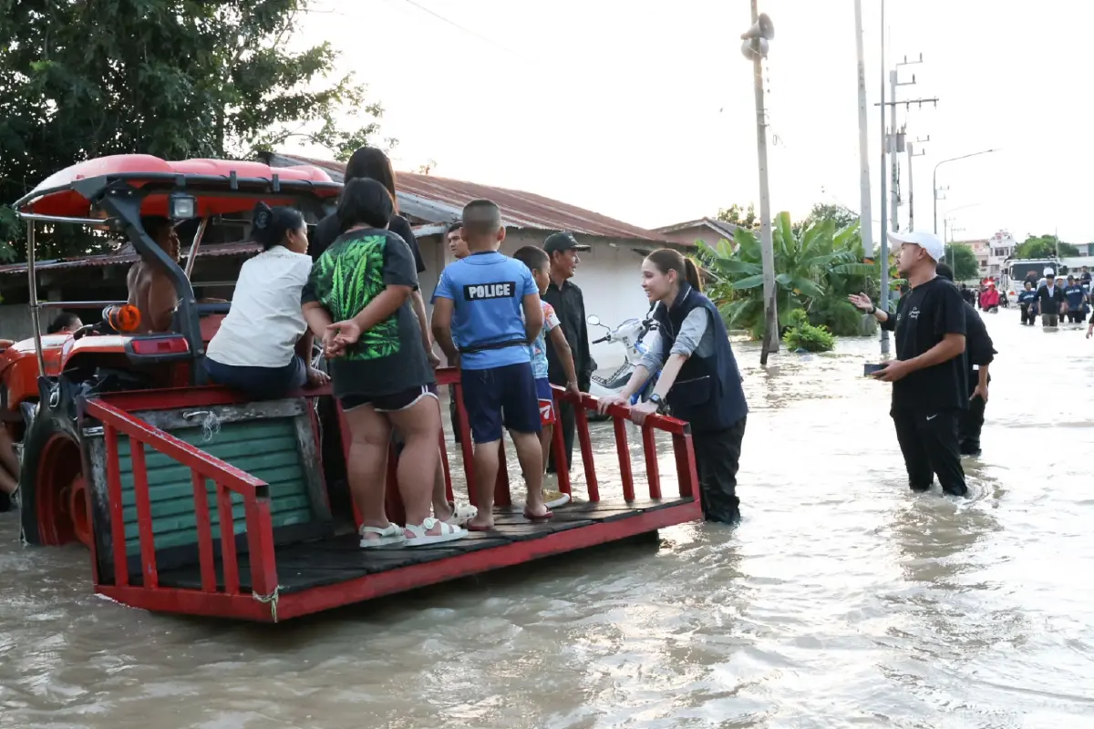 บ้านใหญ่ “ไทยเศรษฐ์” ถุงยังชีพให้กำลังใจชาวอุทัยฯ ประสบน้ำท่วม