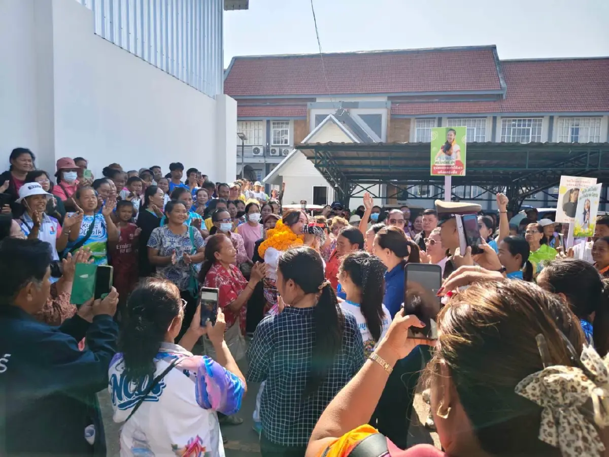 กำลังใจล้นหลาม! "สุชาดา" กลับชัยภูมิ ชาวบ้านคล้องมาลัยให้กำลังใจ โต้ไม่ใช่เจ้าของเว็บพนัน "888" มีหุ้นแค่ 1%