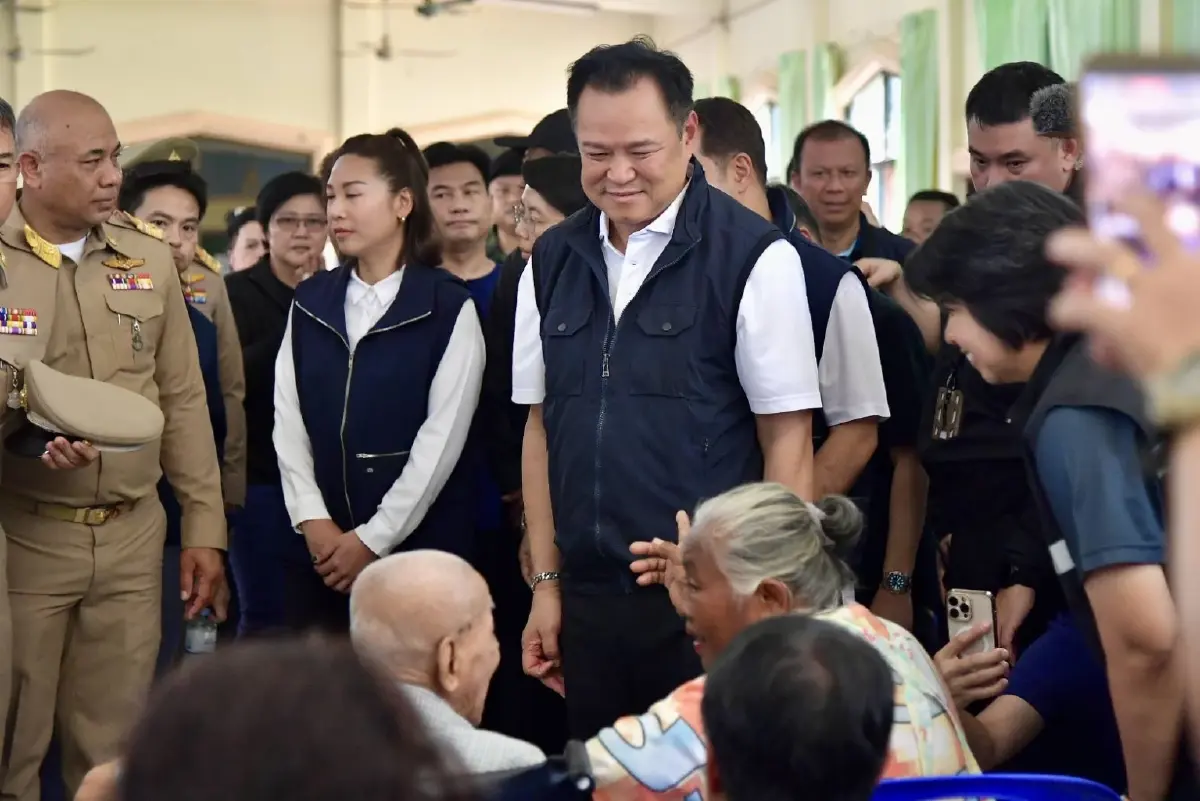 นายกฯ อนุทิน ลุยนครสวรรค์ ช่วยน้ำท่วม แจงเยียวยาประกันภัยพิบัติ
