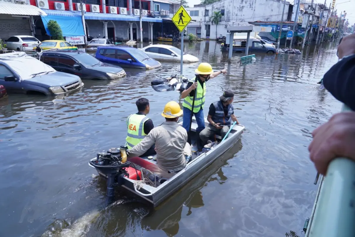 มท.2 พร้อมผู้ว่าการ MEA ลงพื้นที่ร่มเกล้า ร่วมบรรจุถุงบรรเทาทุกข์ ส่งอาหาร–น้ำดื่มช่วยผู้ประสบภัย