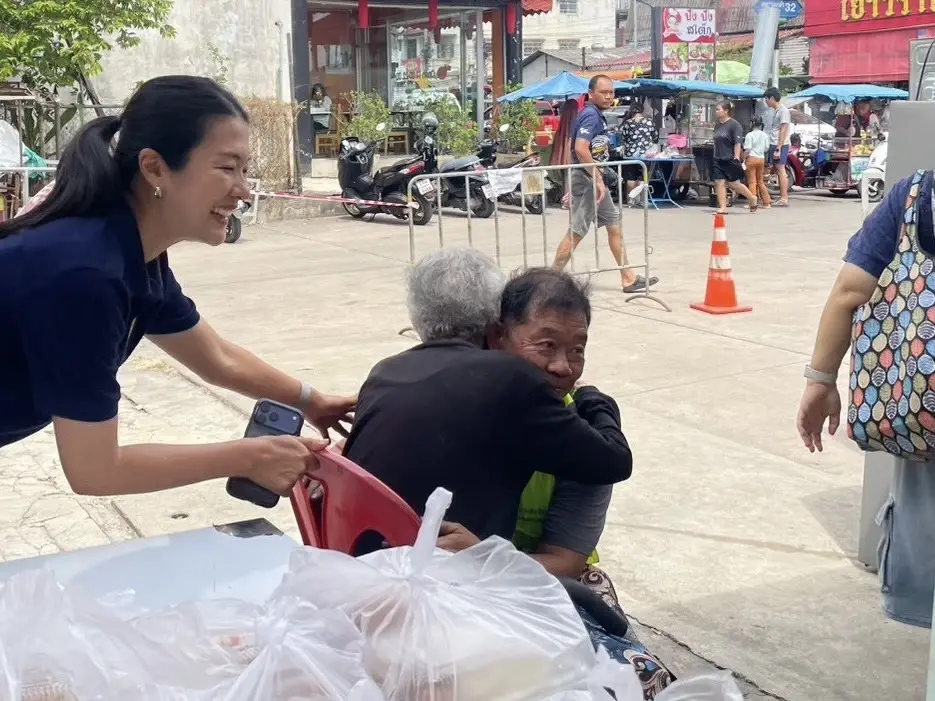 โมเมนต์อบอุ่นของ “ครูช่าง” เมื่อแม่วัย 93 มาให้กำลังระหว่างออกหน่วย ซ่อม สร้าง สุข ช่วยชาวบ้าน