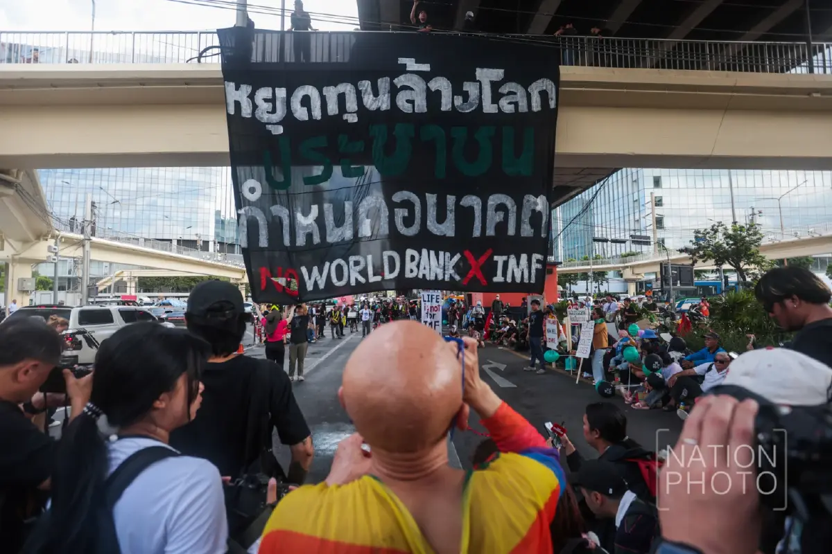 ยื้อวุ่น! ตร. ห้ามม็อบต้าน IMF แขวนป้าย ก่อนยอมให้ทำกิจกรรมเชิงสัญลักษณ์