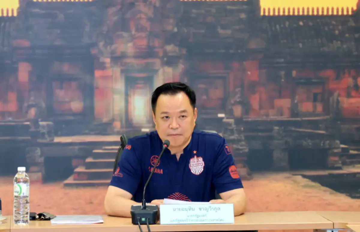“อนุทิน” บินด่วนบุรีรัมย์ ประชุมรับมือน้ำท่วมทั่วประเทศ ตรงวันเกิด “เนวิน” สวมเสื้อสโมสรฟุตบอล เข้าประชุม
