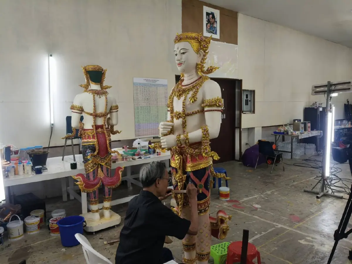 มงคลสูงสุดของชีวิต! “ชวน หลีกภัย” ถวายงานส่งเสด็จฯ! ร่วมแต้มสีจิตรกรรม “เทวดาถือบังแทรก” ประกอบพระเมรุมาศ “สมเด็จพระพันปีหลวง”