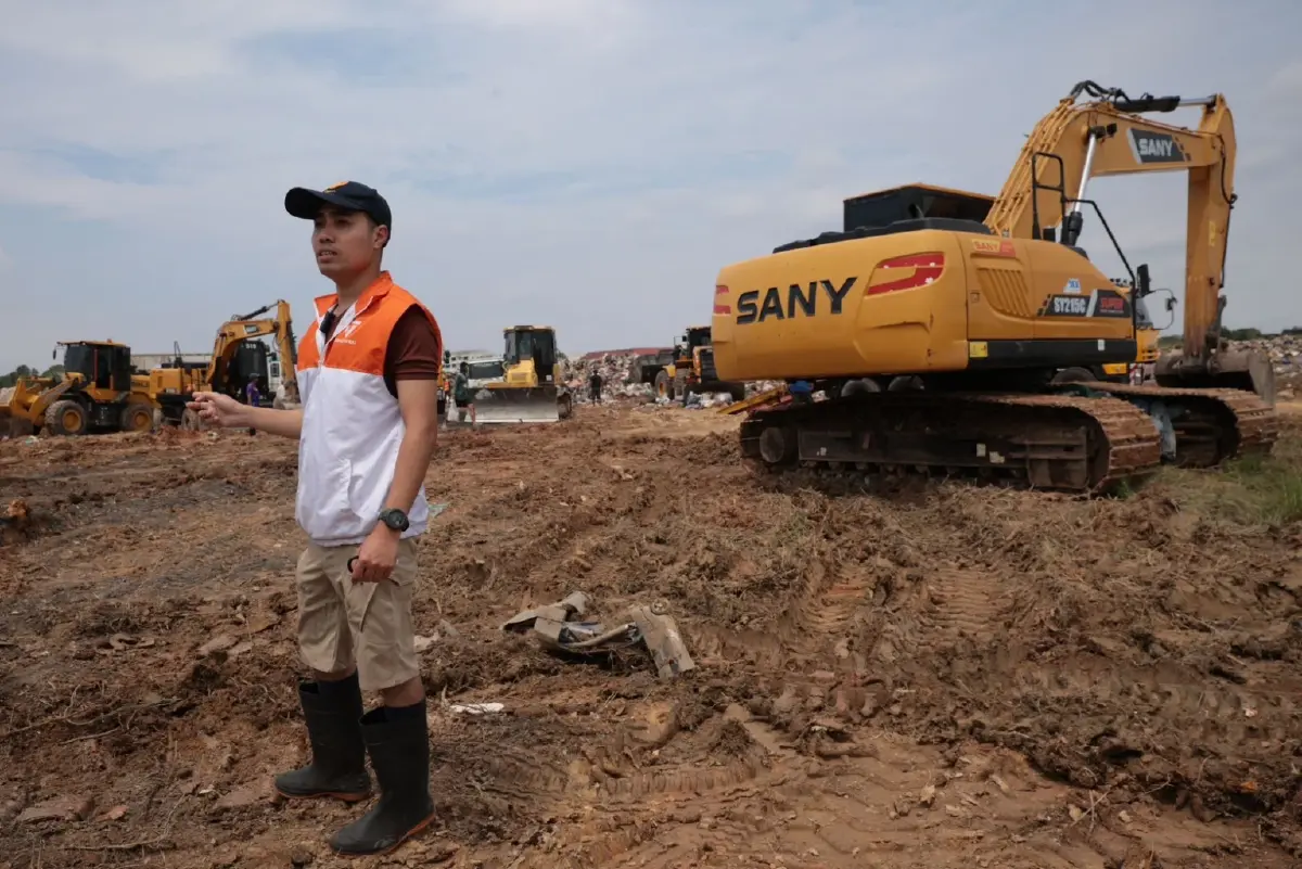 “ปิยรัฐ – ชุมพล” พรรคประชาชน ลุยภารกิจ "ธานอส" เคลียร์ขยะที่เคหะร่มเกล้า