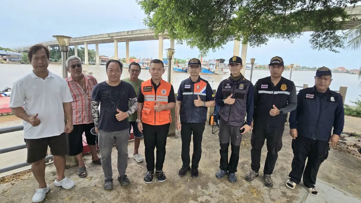 พลังชาวประมงแม่กลอง! รวมเรือ 20 ลำ ผลัดเวรช่วยดันน้ำออกทะเลวันละ 8 ชั่วโมง