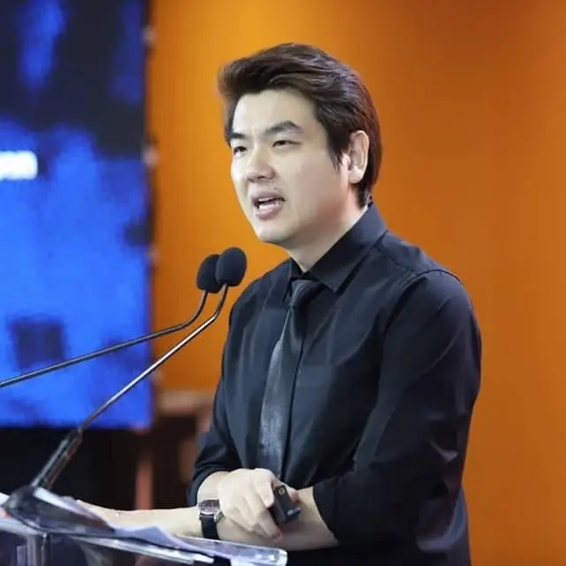 อ.ปิยบุตร แสงกนกกุล อดีตเลขาธิการพรรคอนาคตใหม่