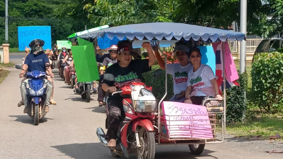 "ผญ.บ.หญิง" นำทัพซาเล้งบุกศูนย์ดำรงธรรม! ฮือยื่น 500 ชื่อไล่โรงงานพิษ ปล่อยน้ำเน่า-เคมีดำท่วมทุ่ง! ปราจีนฯ ทรมานหนักหลังน้ำลด