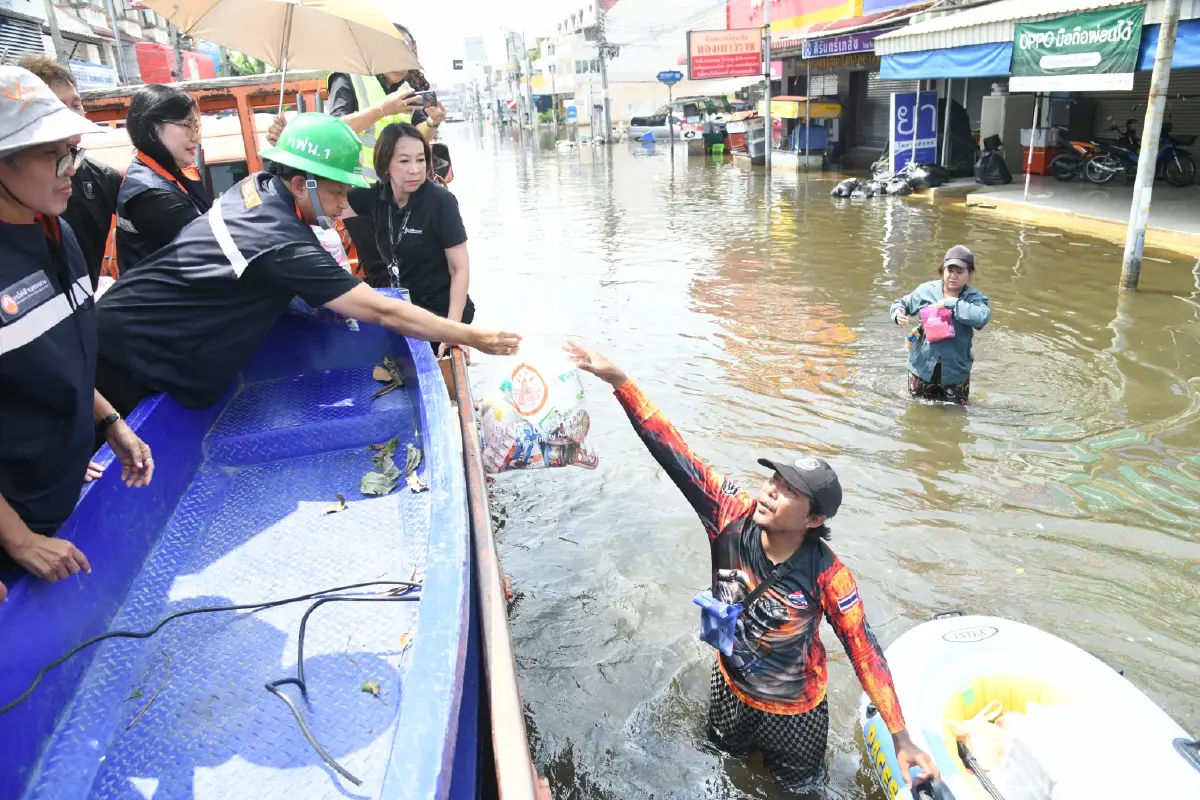 มท.2 พร้อมผู้ว่าการ MEA ลงพื้นที่ร่มเกล้า ร่วมบรรจุถุงบรรเทาทุกข์ ส่งอาหาร–น้ำดื่มช่วยผู้ประสบภัย