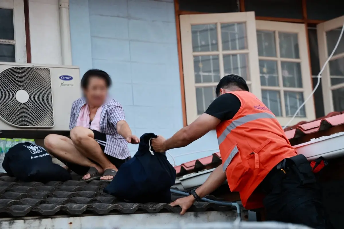 รมช.มท.เร่งสูบน้ำเคหะร่มเกล้า พร้อมแจกถุงยังชีพจุดเข้าถึงยาก