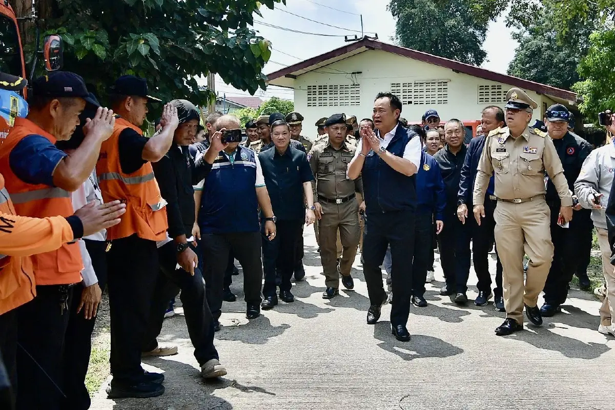 นายกฯ อนุทิน ลุยนครสวรรค์ ช่วยน้ำท่วม แจงเยียวยาประกันภัยพิบัติ
