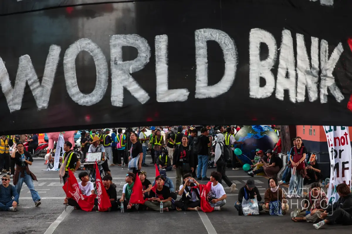 ยื้อวุ่น! ตร. ห้ามม็อบต้าน IMF แขวนป้าย ก่อนยอมให้ทำกิจกรรมเชิงสัญลักษณ์