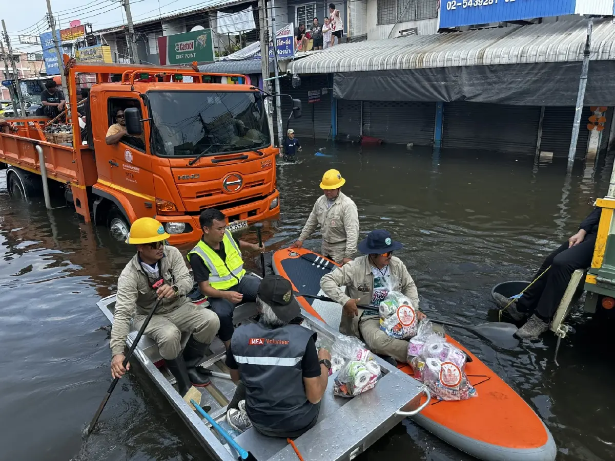 มท.2 พร้อมผู้ว่าการ MEA ลงพื้นที่ร่มเกล้า ร่วมบรรจุถุงบรรเทาทุกข์ ส่งอาหาร–น้ำดื่มช่วยผู้ประสบภัย