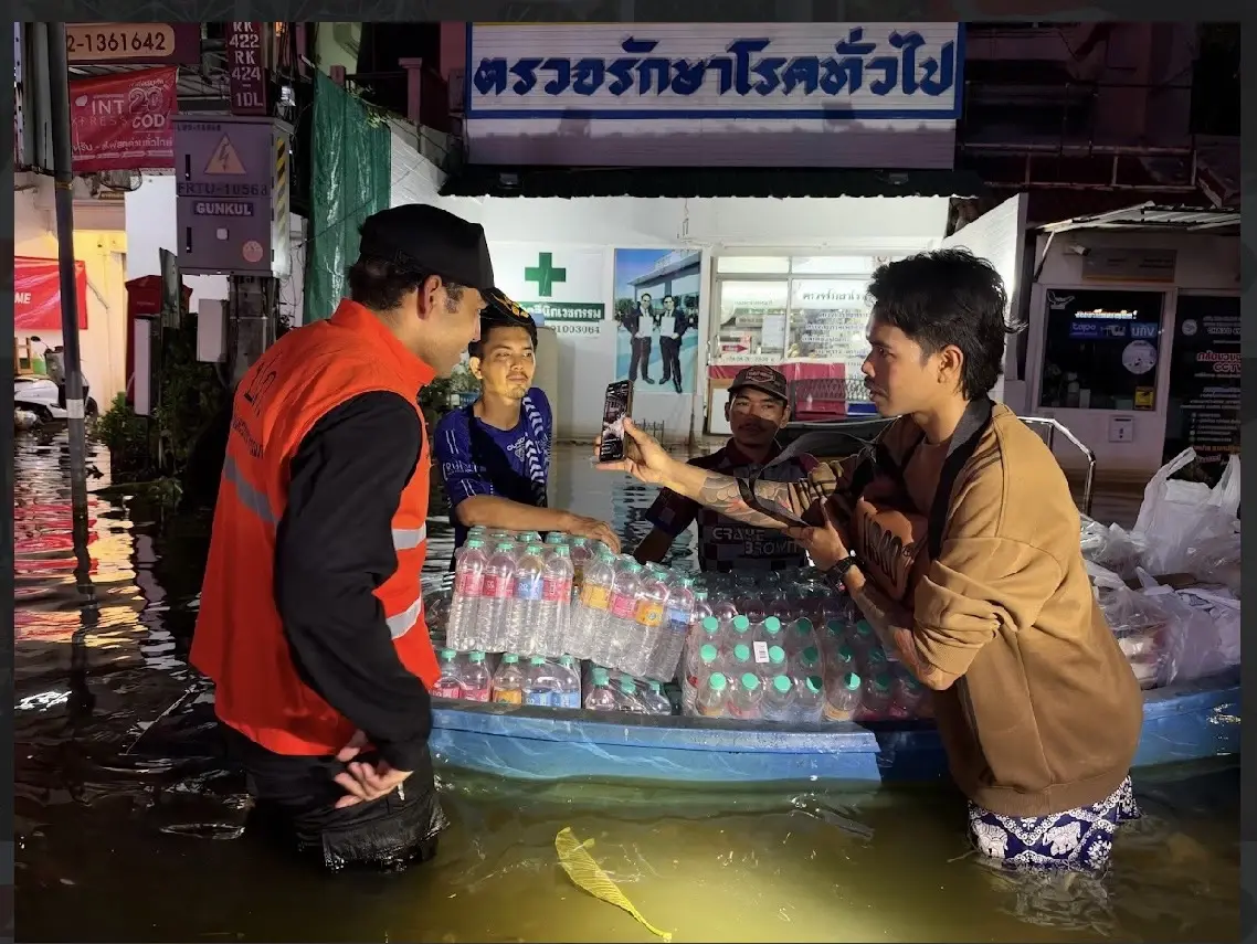3 รมต. ลุยน้ำท่วม "เคหะร่มเกล้า" ช่วยเคสฉุกเฉินผู้ป่วยใช้เครื่องช่วยหายใจ