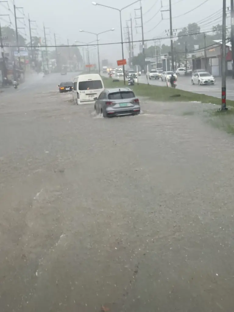 เปิดคลิปฝนถล่มภูเก็ต! น้ำท่วมขังหลายจุด รถเล็กผ่านไม่ได้ อุตุฯ เตือนอันดามันฝนตกหนักถึง 28 ต.ค.นี้