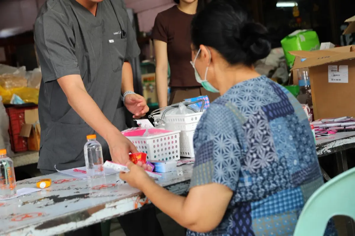 ทีมแพทย์อาสาประชาชน ลุยสายไหม ช่วยรักษาชาวบ้านที่ได้รับผลกระทบจากน้ำท่วม