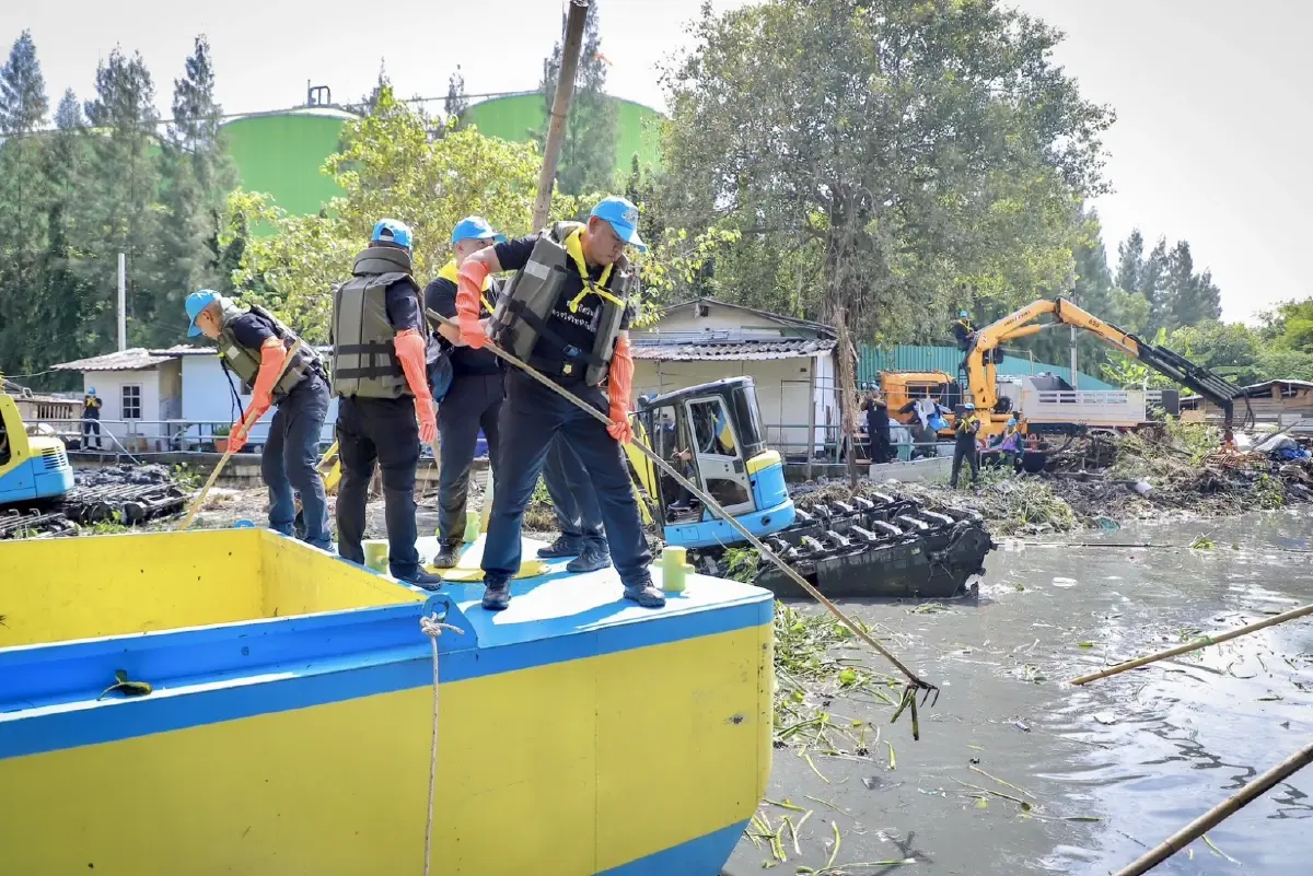 "มทภ.1" ลงพื้นที่ประเวศ! นำ "กำลังพล-เครื่องจักรหนักจิตอาสาพระราชทาน" จับมือ กทม. ลุยกำจัด "ผักตบชวา-ขยะอุดตัน"