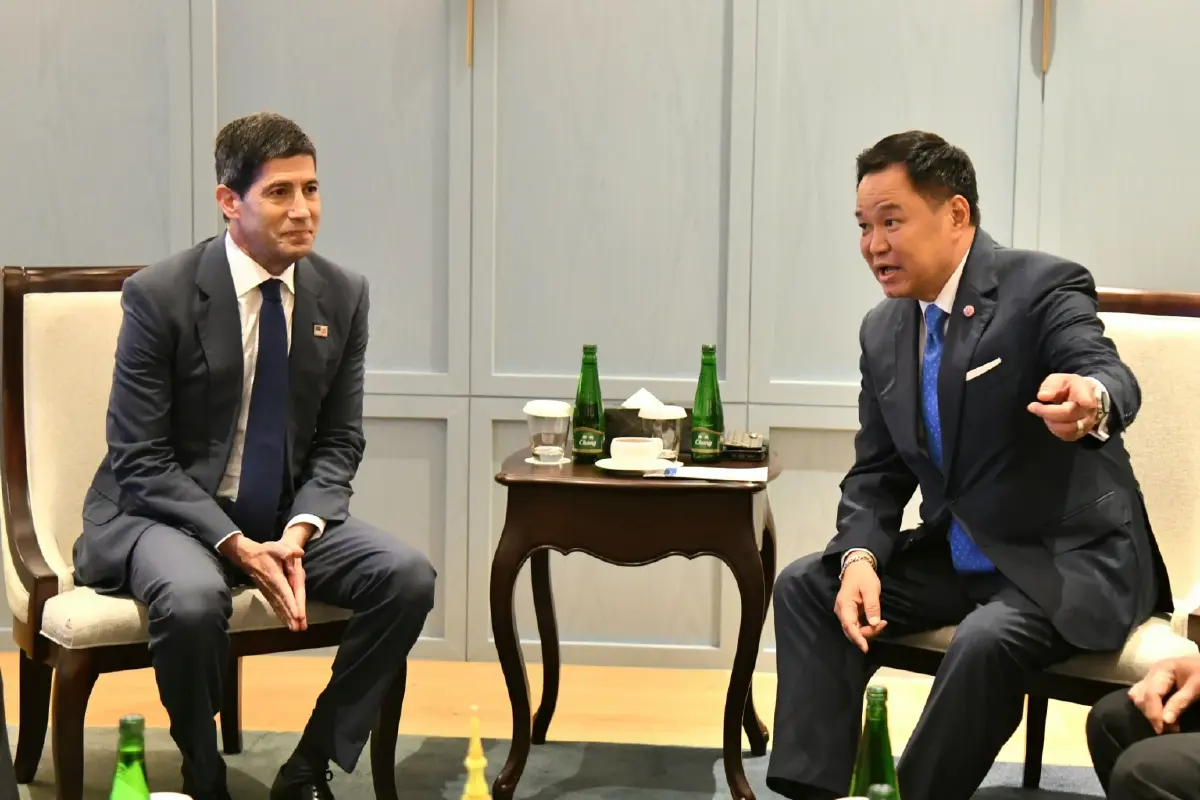บรรยากาศชื่นมื่น! "อนุทิน" จับมือทักทาย "เควิน วอร์ช" ประธานเฟด กลางเวทีโลก