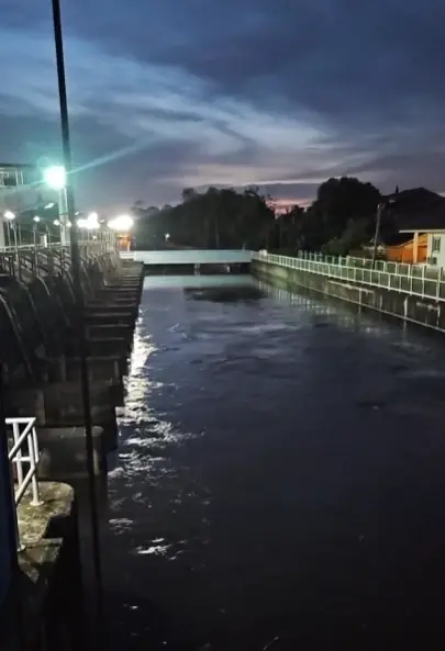เร่งระบายน้ำหนองจอก ลด 10 ซม. กทม. ยัน "ยังไม่ปิดลงทะเบียนเยียวยา"