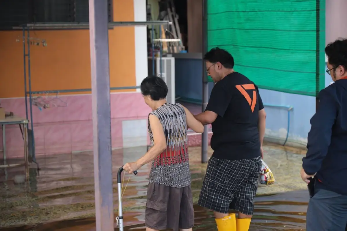 ประชาชนต้องรอนานแค่ไหน? "เท้ง" ลุยน้ำท่วม "รังสิต-ปทุมฯ" ซัดเครื่องสูบน้ำทำงานแค่ 60% ไร้เอกภาพ