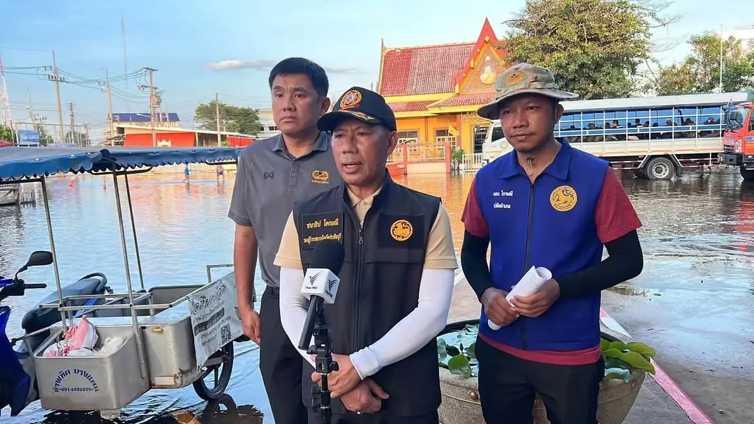 เมินดรามาย้ายนายอำเภอ "รษก.ผวจ.ปราจีนฯ" ลุยน้ำท่วมบ้านสร้าง ช่วยผู้ประสบภัย