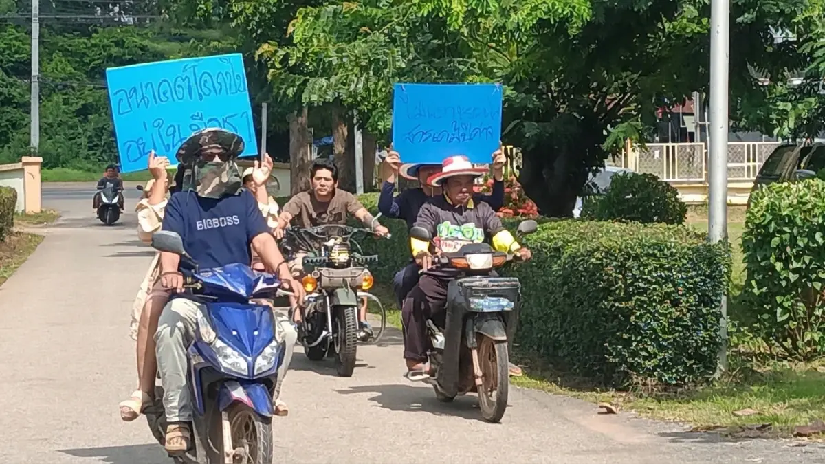 "ผญ.บ.หญิง" นำทัพซาเล้งบุกศูนย์ดำรงธรรม! ฮือยื่น 500 ชื่อไล่โรงงานพิษ ปล่อยน้ำเน่า-เคมีดำท่วมทุ่ง! ปราจีนฯ ทรมานหนักหลังน้ำลด