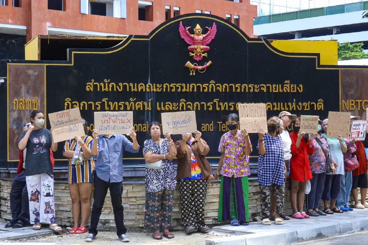 เดือดกลางงาน 15 ปี กสทช. “หมอสรณ-ไตรรัตน์” นำทำบุญวันสถาปนา เจอมวลชนบุกชูป้ายไล่พ้นกสทช. - “นพ.สรณ” ย้ำ เชิญประชุมแล้ว อุบนั่งหัวโต๊ะ ย้ำ ประชุม 2 วง ถูกต้องตามกฎหมายหรือไม่