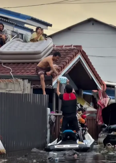 ของจริงยิ่งกว่าข่าว! "สส.กังฟู" อึ้งลุยน้ำท่วม "เคหะร่มเกล้าจมน้ำเน่า-ซากขยะ-หนูตายเกลื่อน" หวั่นโรคระบาด