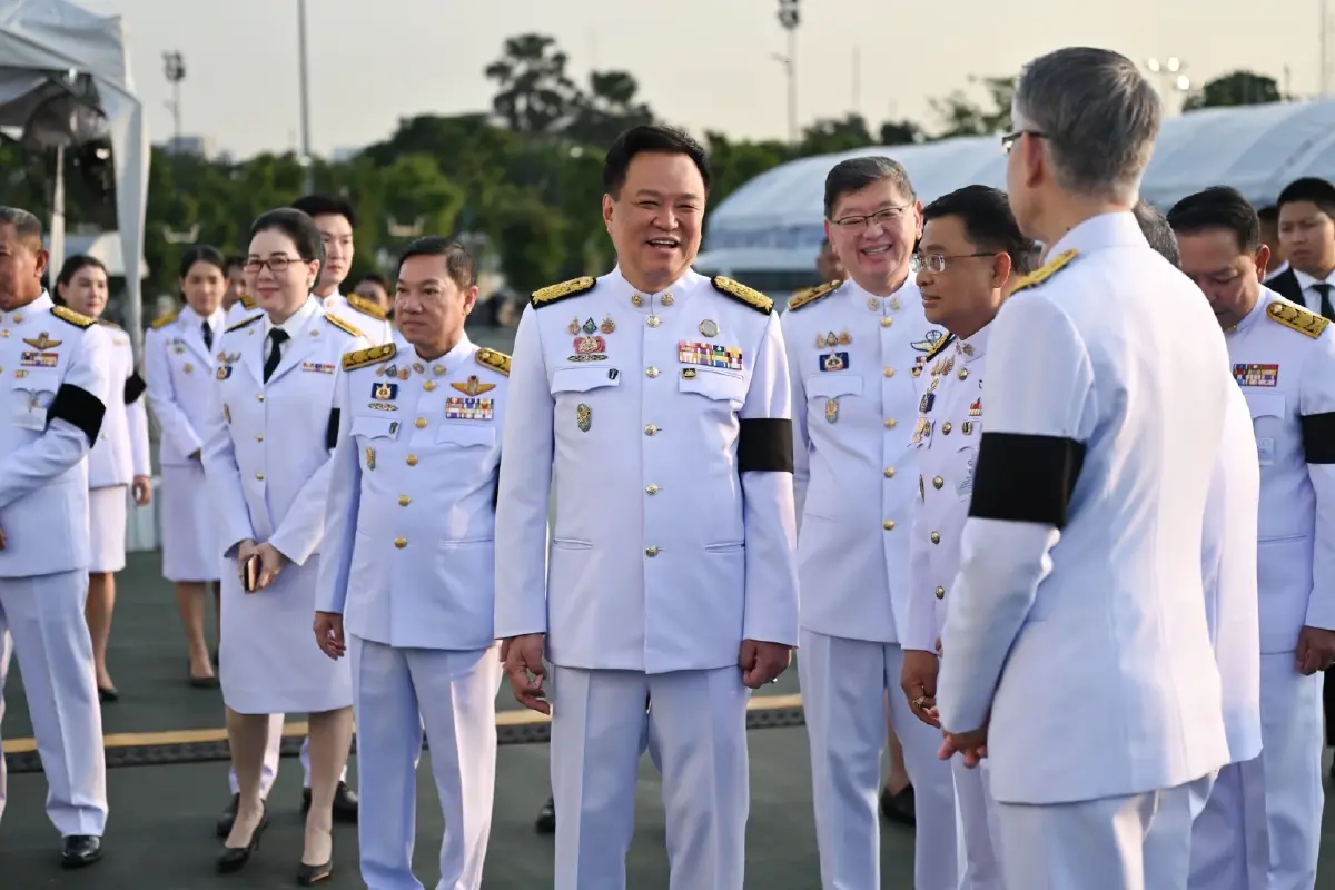 นายกฯ นำทำบุญตักบาตร วันคล้ายวันสวรรคต พระบรมราชชนนีพันปีหลวง