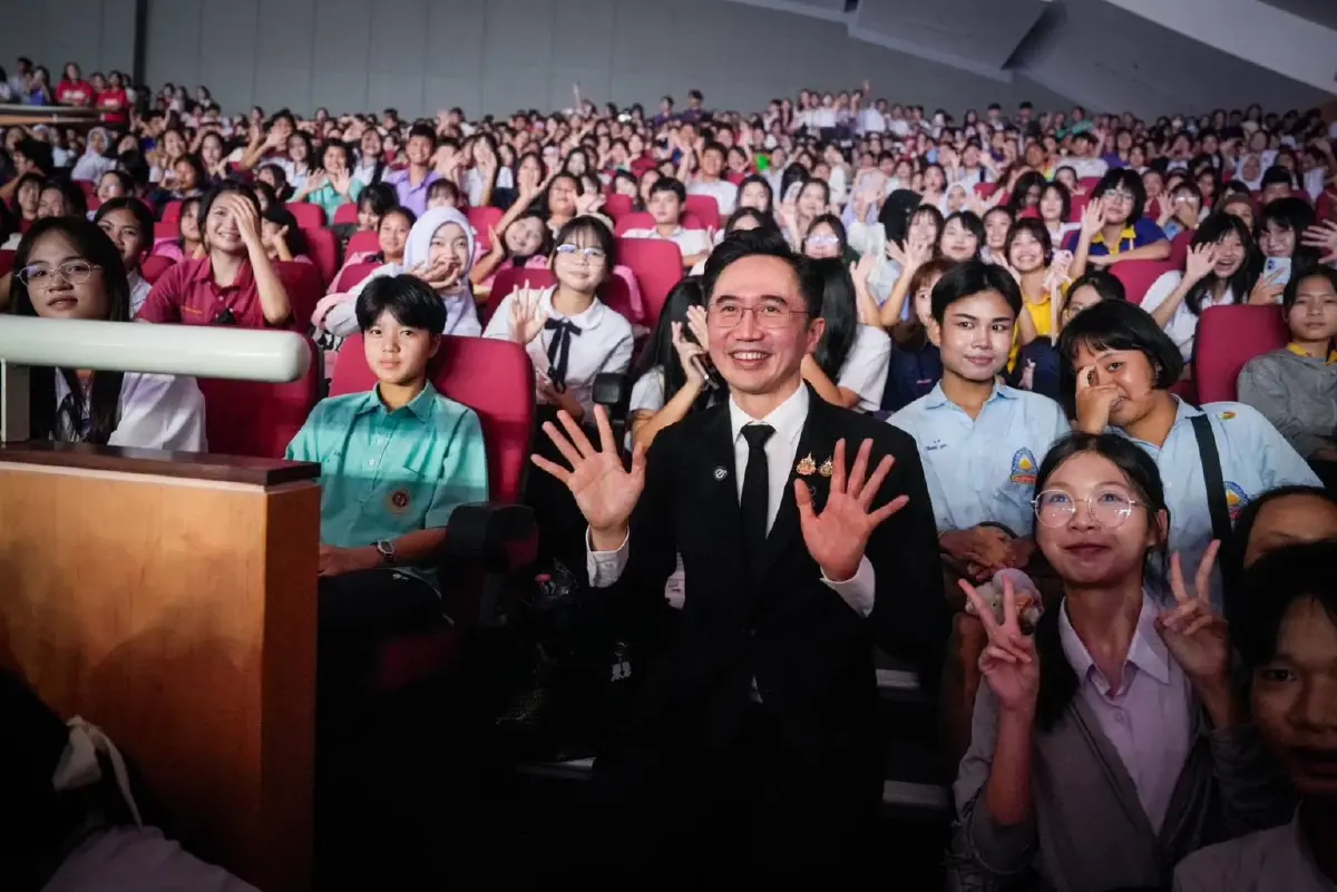 นายยศชนัน วงศ์สวัสดิ์ รองนายกรัฐมนตรีและรัฐมนตรีว่าการกระทรวง อว.